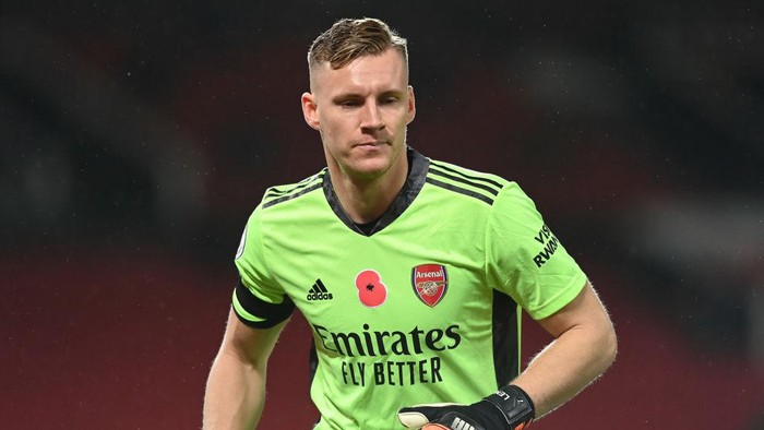 MANCHESTER, ENGLAND - NOVEMBER 01: Bernd Leno of Arsenal looks on where a commemorative poppy can be seen on his shirt to mark Armistice Day during the Premier League match between Manchester United and Arsenal at Old Trafford on November 01, 2020 in Manchester, England. Sporting stadiums around the UK remain under strict restrictions due to the Coronavirus Pandemic as Government social distancing laws prohibit fans inside venues resulting in games being played behind closed doors. (Photo by Shaun Botterill/Getty Images)