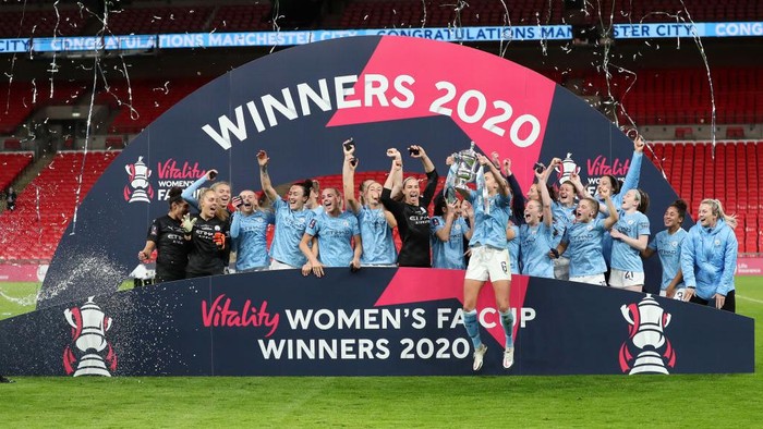 LONDON, ENGLAND - NOVEMBER 01: Steph Houghton, Captain of Manchester City lifts the Vitality Womens FA Cup Trophy following her teams victory in the Vitality Womens FA Cup Final match between Everton Women and Manchester City Women at Wembley Stadium on November 01, 2020 in London, England. Sporting stadiums around the UK remain under strict restrictions due to the Coronavirus Pandemic as Government social distancing laws prohibit fans inside venues resulting in games being played behind closed doors. (Photo by Catherine Ivill/Getty Images)