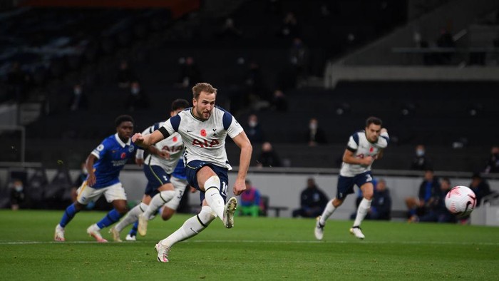 LONDON, ENGLAND - NOVEMBER 01: Harry Kane of Tottenham Hotspur scores his sides first goal from the penalty spot during the Premier League match between Tottenham Hotspur and Brighton & Hove Albion at Tottenham Hotspur Stadium on November 01, 2020 in London, England. Sporting stadiums around the UK remain under strict restrictions due to the Coronavirus Pandemic as Government social distancing laws prohibit fans inside venues resulting in games being played behind closed doors. (Photo by Mike Hewitt/Getty Images)