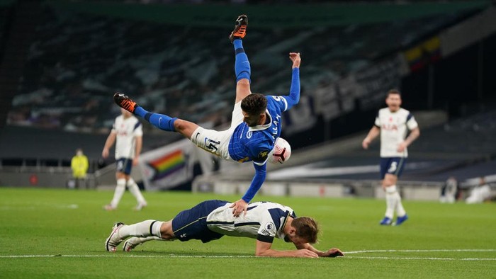 LONDON, ENGLAND - NOVEMBER 01: Adam Lallana of Brighton and Hove Albion fouls Harry Kane of Tottenham Hotspur resulting in a penalty during the Premier League match between Tottenham Hotspur and Brighton & Hove Albion at Tottenham Hotspur Stadium on November 01, 2020 in London, England. Sporting stadiums around the UK remain under strict restrictions due to the Coronavirus Pandemic as Government social distancing laws prohibit fans inside venues resulting in games being played behind closed doors. (Photo by John Walton -