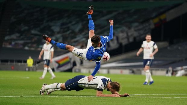 LONDON, INGGRIS - 1 NOVEMBER: Adam Lallana dari Brighton dan Hove Albion menempatkan Harry Kane dari Tottenham Hotspur yang menghasilkan penalti selama pertandingan Liga Premier antara Tottenham Hotspur dan Brighton & Hove Albion di Tottenham Hotspur Stadium pada 1 November 2020 di London, Inggris memimpin.  Stadion olahraga di Inggris terus dibatasi secara ketat karena pandemi virus korona karena undang-undang jarak sosial pemerintah melarang penggemar di tempat, yang mengakibatkan permainan dimainkan secara tertutup.  (Foto oleh John Walton -