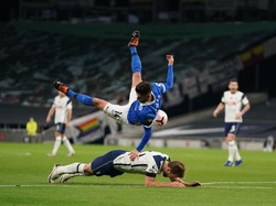 Dianggap Akali Aturan demi Penalti, Kane Membela Diri