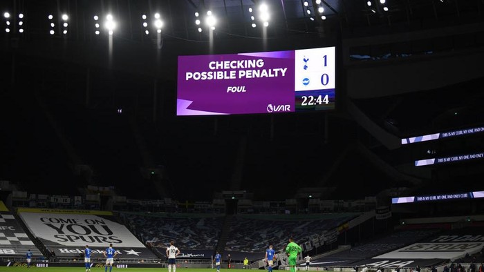 LONDON, ENGLAND - NOVEMBER 01: A screen inside the stadium indicates a VAR review before giving a penalty for a foul on Harry Kane of Tottenham Hotspur during the Premier League match between Tottenham Hotspur and Brighton & Hove Albion at Tottenham Hotspur Stadium on November 01, 2020 in London, England. Sporting stadiums around the UK remain under strict restrictions due to the Coronavirus Pandemic as Government social distancing laws prohibit fans inside venues resulting in games being played behind closed doors. (Photo by Mike Hewitt/Getty Images)
