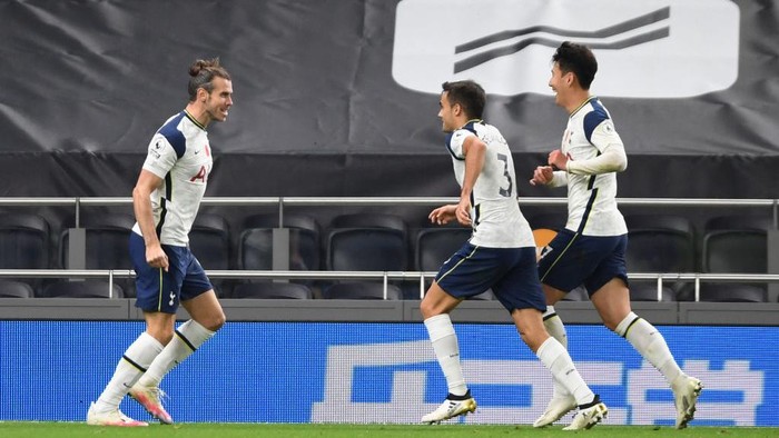 LONDON, ENGLAND - NOVEMBER 01: Gareth Bale of Tottenham Hotspur celebrates with teammates Heung-Min Son and Sergio Reguilon after scoring his sides second goal during the Premier League match between Tottenham Hotspur and Brighton & Hove Albion at Tottenham Hotspur Stadium on November 01, 2020 in London, England. Sporting stadiums around the UK remain under strict restrictions due to the Coronavirus Pandemic as Government social distancing laws prohibit fans inside venues resulting in games being played behind closed doors. (Photo by Mike Hewitt/Getty Images)