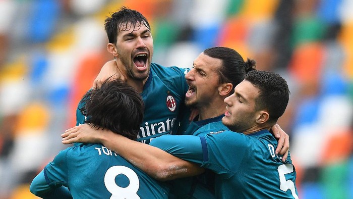 UDINE, ITALY - NOVEMBER 01: Zlatan Ibrahimovic of AC Milan  celebrates after scoring his teams second goal during the Serie A match between Udinese Calcio and AC Milan at Dacia Arena on November 01, 2020 in Udine, Italy. (Photo by Alessandro Sabattini/Getty Images)