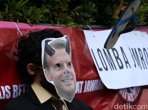 Ada Lomba Lempar Sandal saat Aksi Bela Nabi di Jakarta Ada Lomba Lempar Sandal saat Aksi Bela Nabi di Jakarta