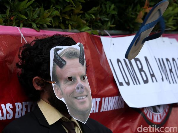 Ada Lomba Lempar Sandal saat Aksi Bela Nabi di Jakarta