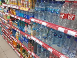 Sederet Produk Prancis yang Masih Mejeng di Rak Minimarket Sederet Produk Prancis yang Masih Mejeng di Rak Minimarket