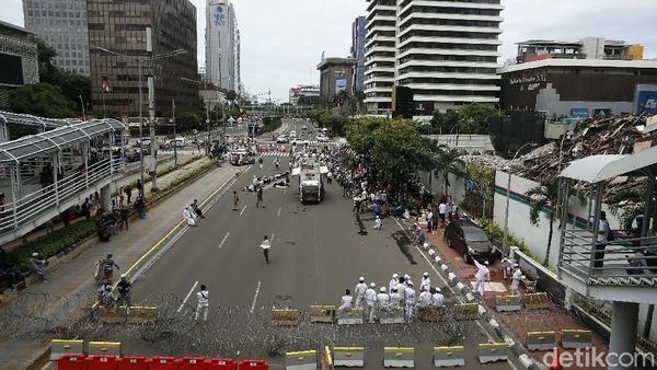 Akses Menuju Kedubes Prancis Ditutup Kawat Berduri
