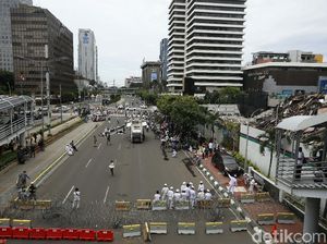Akses Menuju Kedubes Prancis Ditutup Kawat Berduri
