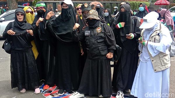 Aksi Bela Nabi di Bandung, Foto Macron Diinjak-injak