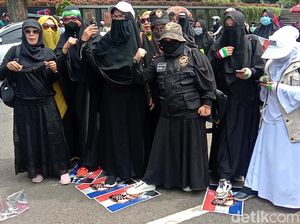 Aksi Bela Nabi di Bandung, Foto Macron Diinjak-injak