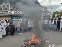 Aksi Bela Nabi di Cianjur, Massa Bakar Foto Presiden Macron