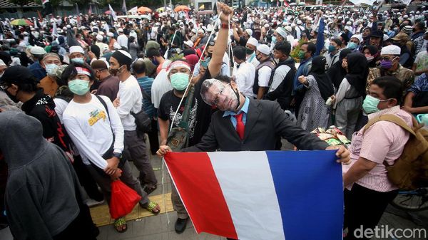 Aksi Teatrikal Presiden Prancis Digantung-Diarak di Kedubes Prancis