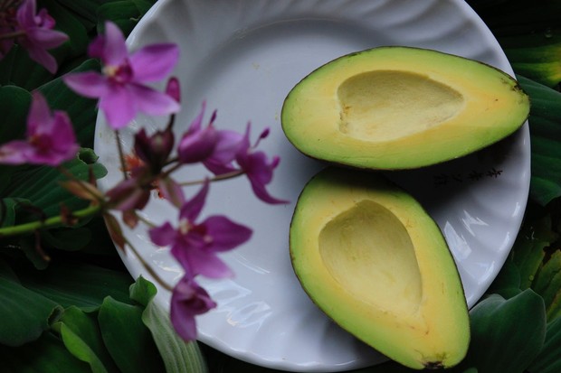 Kandungan vitamin E pada alpukat ini juga meningkatkan regenerasi sel kulit hingga kamu selalu memiliki kulit yang bercahaya.