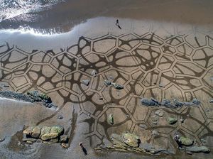 Keren! Seniman Ini Ubah Pantai Jadi Karya Seni