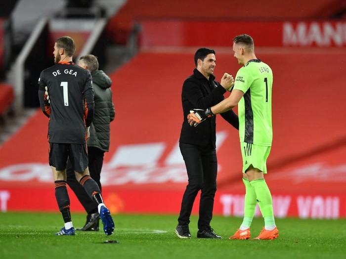 MANCHESTER, ENGLAND - NOVEMBER 01: Mikel Arteta, Manager of Arsenal and Bernd Leno of Arsenal celebrate following their teams victory in the Premier League match between Manchester United and Arsenal at Old Trafford on November 01, 2020 in Manchester, England. Sporting stadiums around the UK remain under strict restrictions due to the Coronavirus Pandemic as Government social distancing laws prohibit fans inside venues resulting in games being played behind closed doors. (Photo by Paul Ellis - Pool/Getty Images)