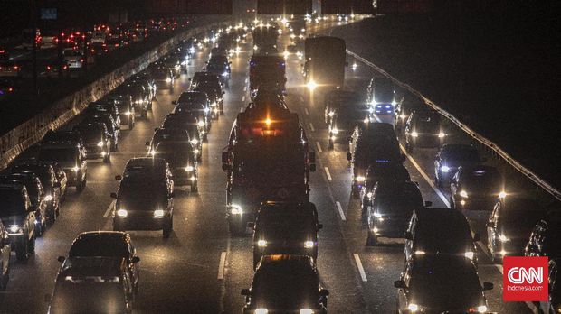 Kendaraan melintas saat libur cuti bersama dan Maulid Nabi 1442 H di ruas Jalan Tol Jagorawi di kawasan Cibubur, Minggu, 1 November 2020. Puncak arus balik libur cuti bersama tersebut diperkirakan terjadi hingga Minggu malam. CNN Indonesia/Bisma Septalisma