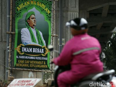 Baliho Rencana Kepulangan Habib Rizieq Bertebaran di Jakarta