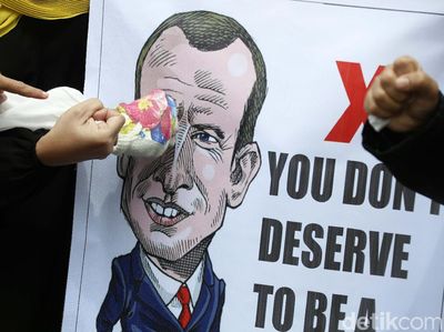 Beragam Poster Kecaman untuk Emmanuel Macron
