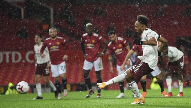 Arsenal's Pierre-Emerick Aubameyang scores his side's opening goal during the English Premier League soccer match between Manchester United and Arsenal at the Old Trafford stadium in Manchester, England, Sunday, Nov. 1, 2020. (Shaun Botterill/Pool via AP)