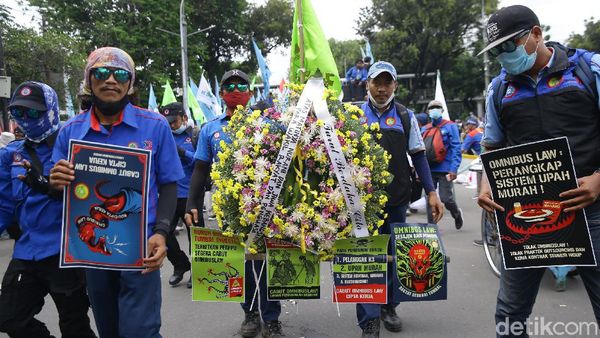 Potret Buruh Beraksi Lagi Tolak Omnibus Law