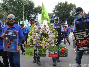 Potret Buruh Beraksi Lagi Tolak Omnibus Law