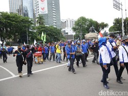 Video Massa Buruh Bubarkan Diri, PPSU Beraksi Bersihkan Jalanan