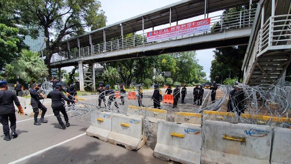 Buruh Demo Siang Ini, Jalan Medan Merdeka Barat Ditutup Kawat Berduri Jalan Medan Merdeka Barat ditutup menggunakan kawat berduri jelang demo buruh, Senin (2/11/2020). Polisi berjaga di sekitar Patung Kuda, Jakpus.