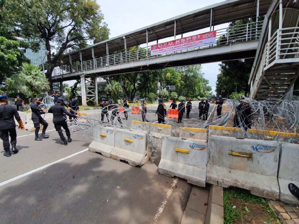 Buruh Demo Siang Ini, Jalan Medan Merdeka Barat Ditutup Kawat Berduri