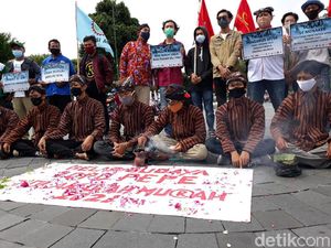 Protes UMP, Buruh Minta Raja Keraton Yogya Nasihati Gubernur DIY Protes UMP, Buruh Minta Raja Keraton Yogya Nasihati Gubernur DIY