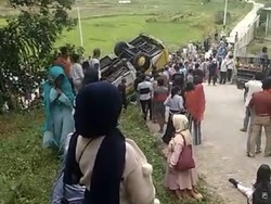 Bus Terbalik di Kawasan Wisata Chinangkiak Solok Sumbar