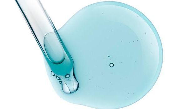 Retinoid adalah turunan vitamin A, dan sementara vitamin A terjadi secara alami di banyak buah dan sayuran, banyak retinol yang digunakan dalam produk kosmetik berasal dari sumber hewani seperti telur.