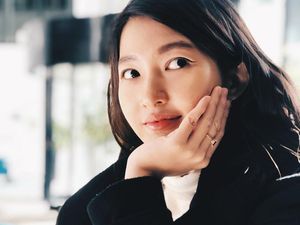 10 Potret Selebgram Cindy Thefannie yang Wajahnya Disamakan dengan Bae Suzy