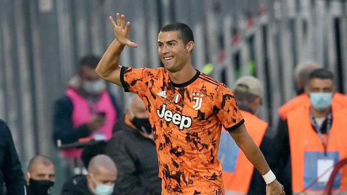 CESENA, ITALY - NOVEMBER 01:  Cristiano Ronaldo of Juventus celebrates after scoring goal 1-4 during the Serie A match between Spezia Calcio and Juventus at Dino Manuzzi Stadium on November 1, 2020 in Cesena, Italy.  (Photo by Giuseppe Bellini/Getty Images)