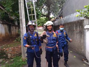 Damkar Jaktim Evakuasi Monyet yang Terlilit Tali di Tiang Listrik Damkar Jaktim Evakuasi Monyet yang Terlilit Tali di Tiang Listrik