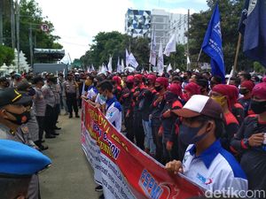 Tuntut Kenaikan UMK 2021, Buruh Cirebon Demo di Kantor Walkot-DPRD