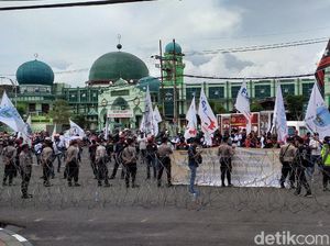 500 Buruh Mengadu ke DPRD Jatim soal UMP dan Omnibus Law