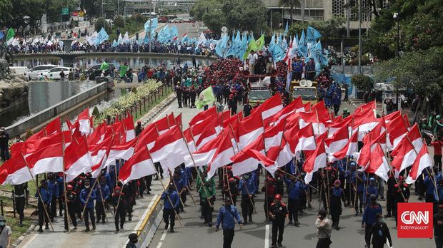 Aksi unjuk rasa buruh tolak Omnibus Law Undang-undang Cipta Kerja di Kawasan Patung Kuda, Jakarta, Senin, 2 November 2020. CNNIndonesia/Safir Makki
