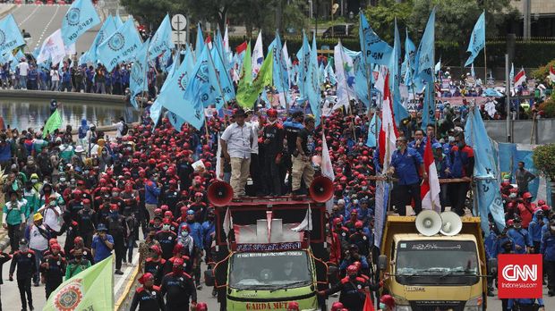 Aksi unjuk rasa buruh tolak Omnibus Law Undang-undang Cipta Kerja di Kawasan Patung Kuda, Jakarta, Senin, 2 November 2020. CNNIndonesia/Safir Makki