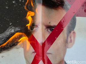 Ragam Poster Macron yang Dibawa Massa di Demo Bela Nabi