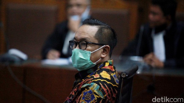 Brigjen Prasetijo Utomo jalani sidang dakwaan perkara suap dari Djoko Tjandra. Dalam sidang itu, Prasetijo didakwa terima suap Rp 2,1 miliar dari Djoko Tjandra.