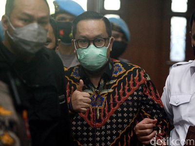 Didakwa Terima Suap Rp 2,1 M, Brigjen Prasetijo Salam Jempol