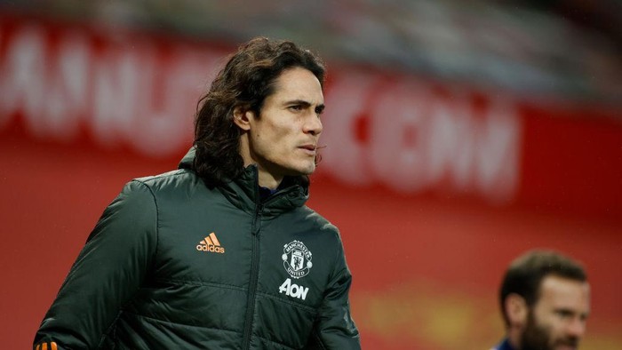 MANCHESTER, ENGLAND - NOVEMBER 01: Edinson Cavani of Manchester United looks on prior to the Premier League match between Manchester United and Arsenal at Old Trafford on November 01, 2020 in Manchester, England. Sporting stadiums around the UK remain under strict restrictions due to the Coronavirus Pandemic as Government social distancing laws prohibit fans inside venues resulting in games being played behind closed doors. (Photo by Phil Noble - Pool/Getty Images)