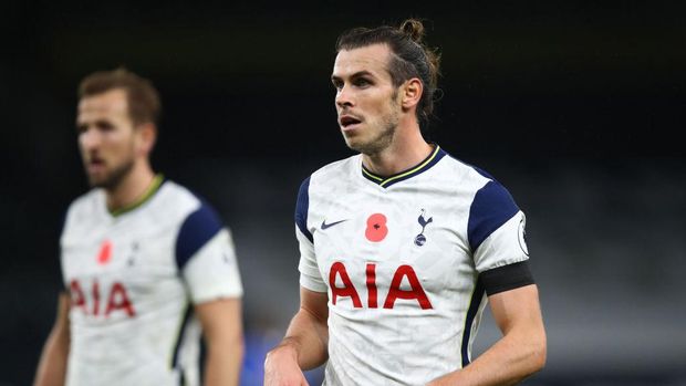 LONDON, ENGLAND - NOVEMBER 01: Gareth Bale of Tottenham Hotspur looks on during the Premier League match between Tottenham Hotspur and Brighton & Hove Albion at Tottenham Hotspur Stadium on November 01, 2020 in London, England. Sporting stadiums around the UK remain under strict restrictions due to the Coronavirus Pandemic as Government social distancing laws prohibit fans inside venues resulting in games being played behind closed doors. (Photo by Julian Finney/Getty Images)