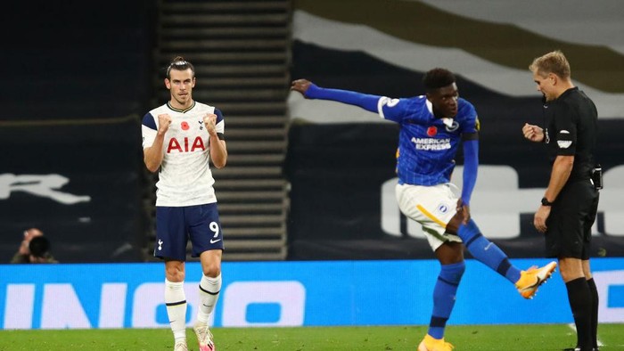 LONDON, ENGLAND - NOVEMBER 01: Gareth Bale of Tottenham Hotspur celebrates at full time of the Premier League match between Tottenham Hotspur and Brighton & Hove Albion at Tottenham Hotspur Stadium on November 01, 2020 in London, England. Sporting stadiums around the UK remain under strict restrictions due to the Coronavirus Pandemic as Government social distancing laws prohibit fans inside venues resulting in games being played behind closed doors. (Photo by Julian Finney/Getty Images)