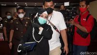 Gaya Pinangki Berbusana Syari saat Jalani Sidang Gratifikasi