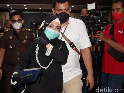 Gaya Pinangki Berbusana Syari saat Jalani Sidang Gratifikasi
