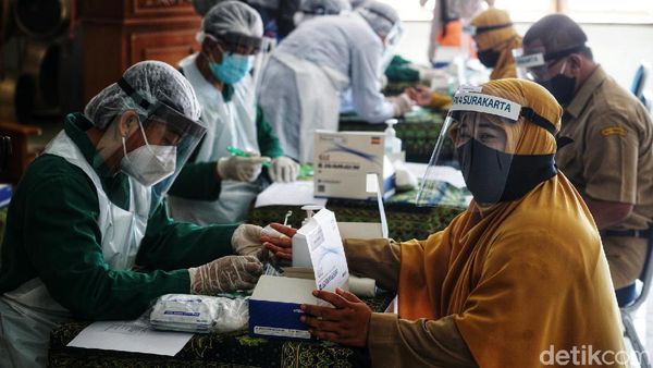 Guru SMP Negeri 4 Surakarta Jalani Rapid Test