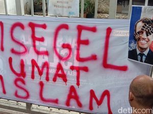 Kecam Presiden Macron, Massa Aksi Bela Nabi Segel IFI Bandung